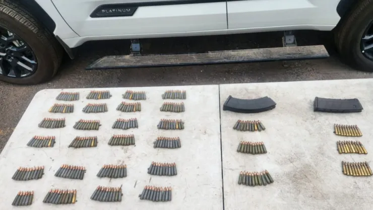 Aseguran camioneta con cargadores en Culiacán
