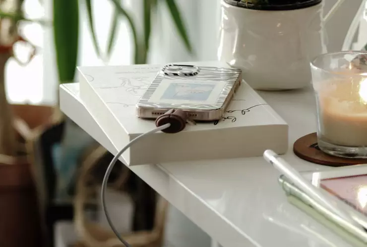 Celular cargando explota y provoca incendio