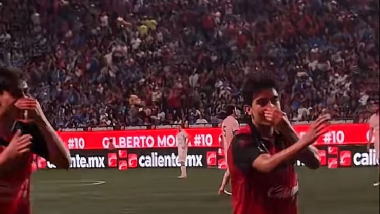 Gilberto Mora baila gol Cruz Azul