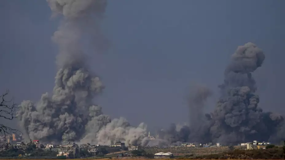 Columnas de humo tras un ataque israelí en la Franja de Gaza.