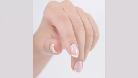 ideas de uñas estilo cloud dancer estilo francesa