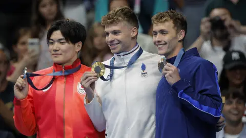 Leon Marchand gana y rompe marca de Michael Phelps