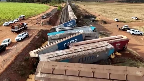 Choque entre un tren cargado de maíz y un camión en Brasil: 14 vagones descarrilan