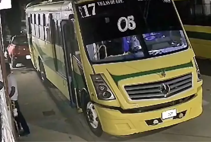 Captan a conductor de la ruta 17 haciendo del baño en la calle en Zacatecas; la grabación se ha vuelto viral
