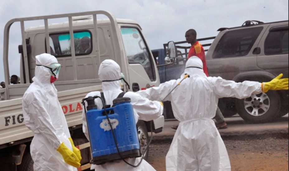 Las autoridades informaron de que este hombre presentó síntomas de fiebre durante los últimos 2 días