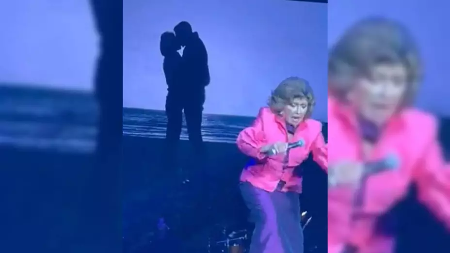 Angélica María se CAE en pleno concierto (VIDEO).jpg
