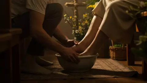 ¿Por qué se hace el lavado de pies en Semana Santa y qué significa_.jpg