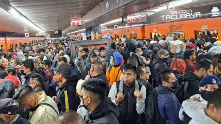 Usuarios reportan humo en la Línea del Metro CDMX hoy lunes 20 de febrero de 2023.