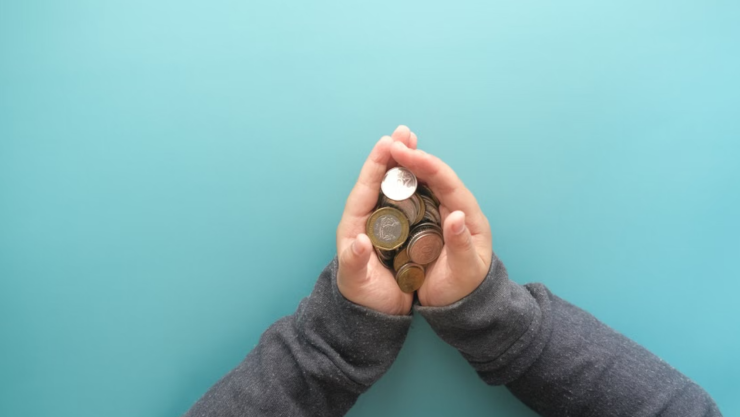 El significado oculto de que aparezcan monedas tiradas en tu camino de forma constante