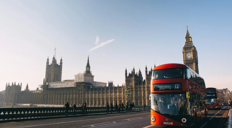 Imagen de Londres, Reino Unido con el Big Ben de fondo y autobuses de dos pisos.