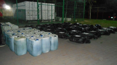 Los bidones de gasolina y los 30 bultos repletos de cocaína que aseguró la Marina en Manzanillo, Colima