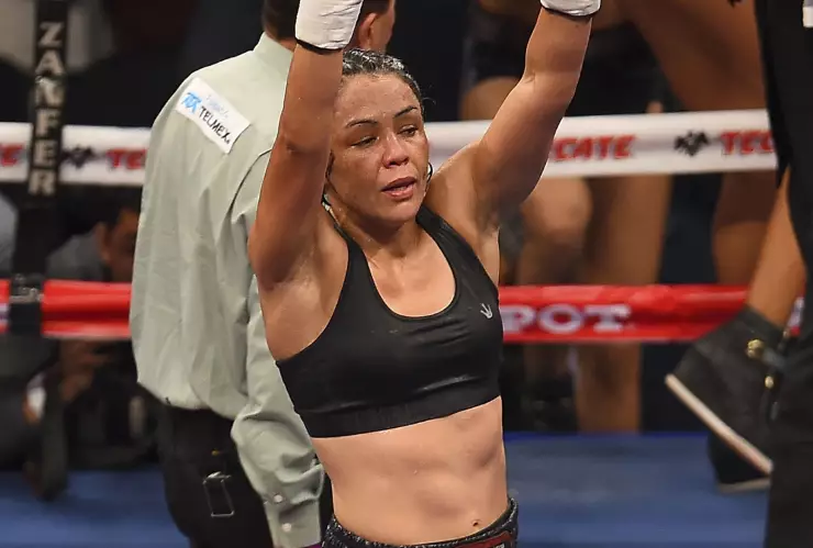 Jackie Nava celebrando la victoria tras su pelea de box