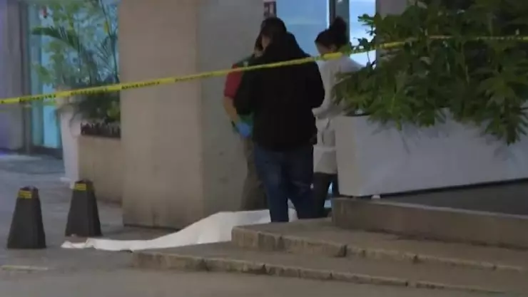 Mujer se aventó del séptimo piso de un hotel y murió (VIDEO)