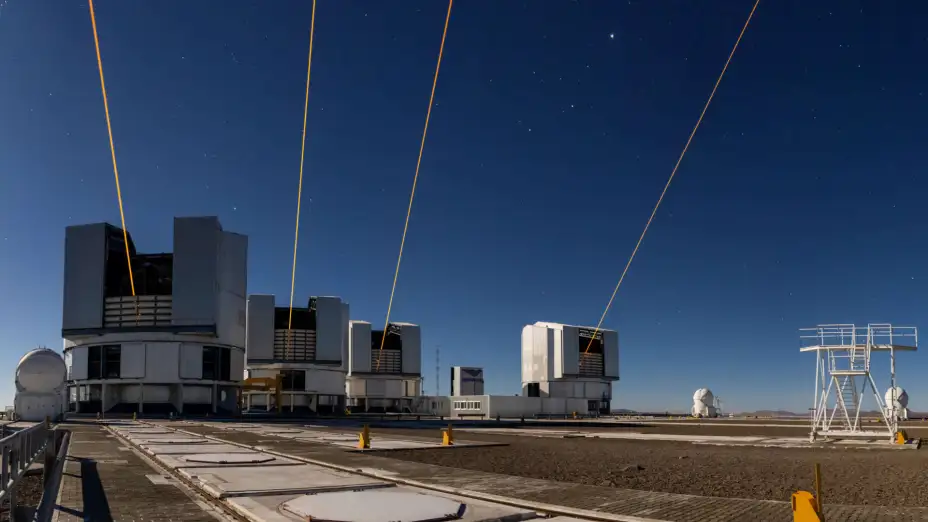 Observatorio Europeo Austral lanza láseres desde sus telescopios en Taltal, Chile.