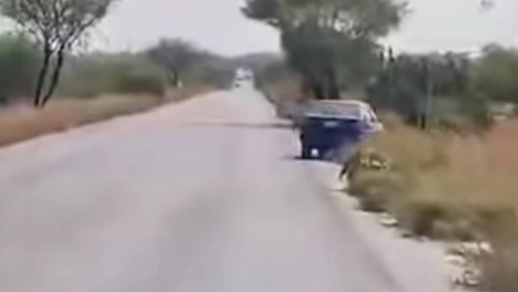 Conductor ebrio termina volcado en el libramiento Tecnológico-San Marcos