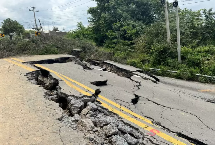 Hundimiento en la carretera Tenango-Tenancingo provoca pérdidas para comerciantes