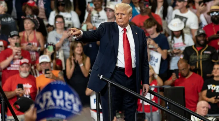 El expresidente Donald Trump habla en un acto de campaña.