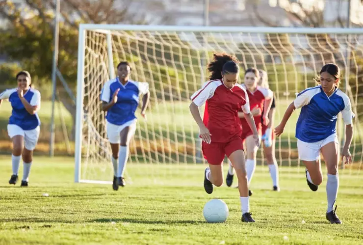 Estudiantes juegan un partido de fútbol.