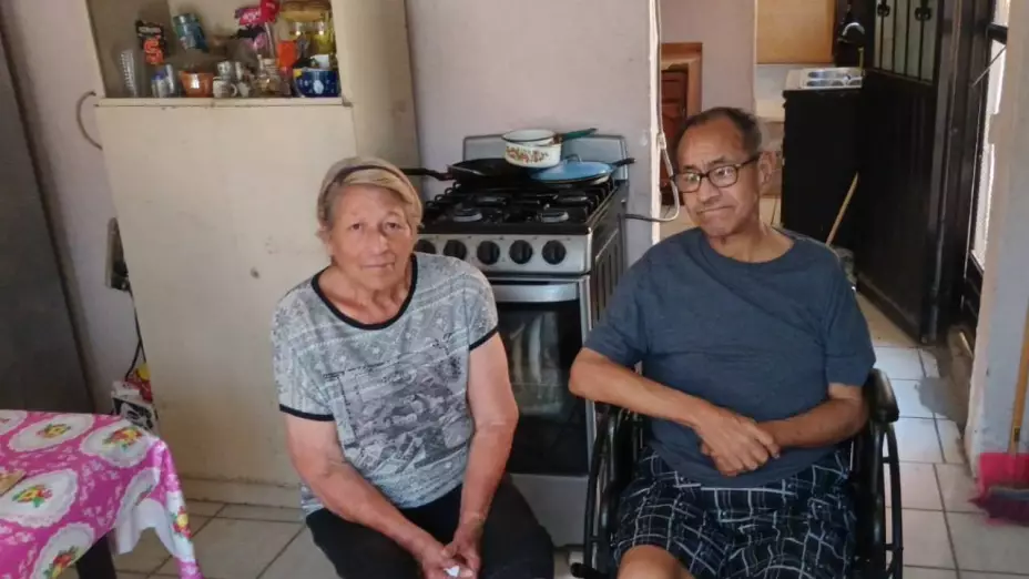 Adultos mayores piden ayuda