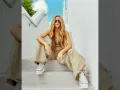 Shakira sentada.jpg
