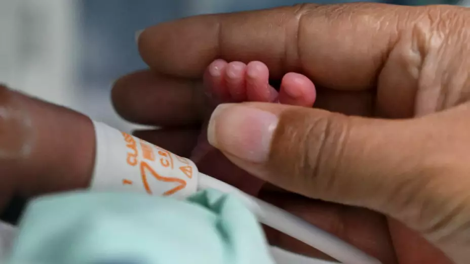 Mujer en coma y con covid-19 sorprende a los médicos al dar a luz