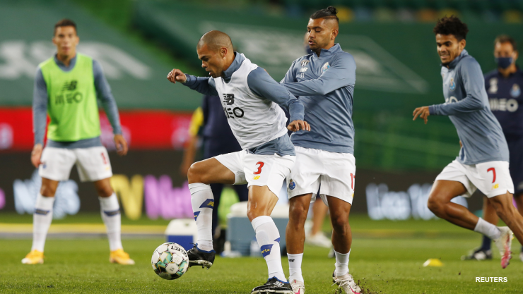 Pepe y “Tecatito” Corona calentado para el encuentro