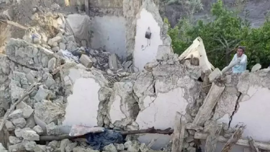 Sismo en Afganistán deja al menos 920 muertos y cientos