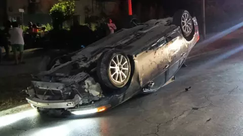 Volcadura deja persona lesionada en Av. López Portillo en Cancún; FOTOS.jpg