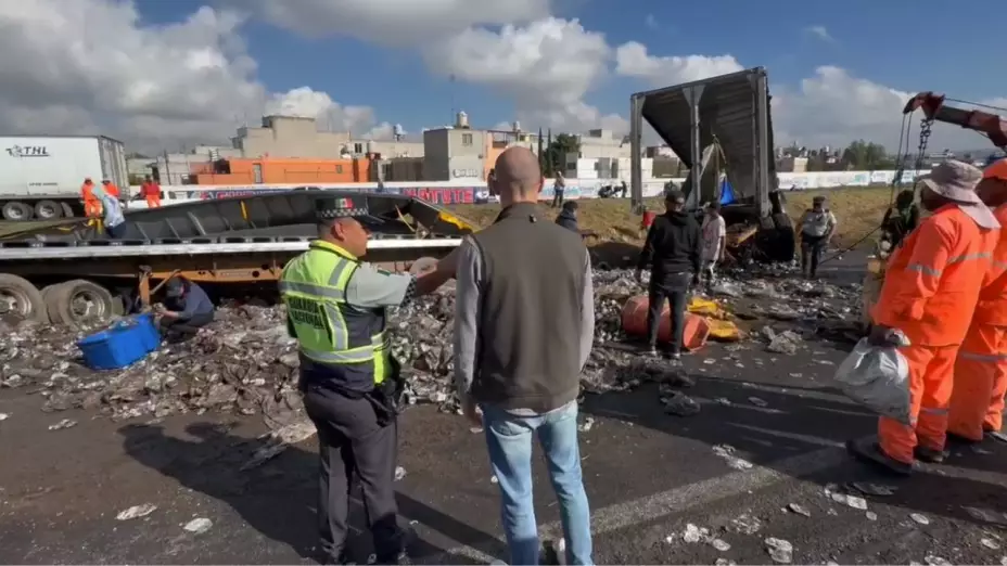 Tráiler cargado de cerveza vuelca en la México-Pirámides y desata rapiña