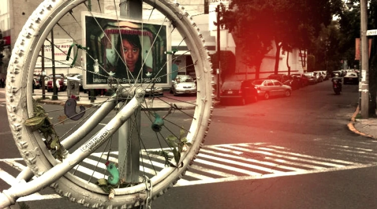 Liliana castillo circulaba en bicicleta sobre la avenida Universidad cuando fue atropellada por un joven que conducía a exceso de velocidad