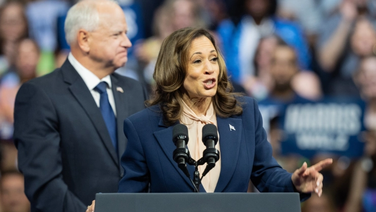 Kamala Harris junto a Tim Walz