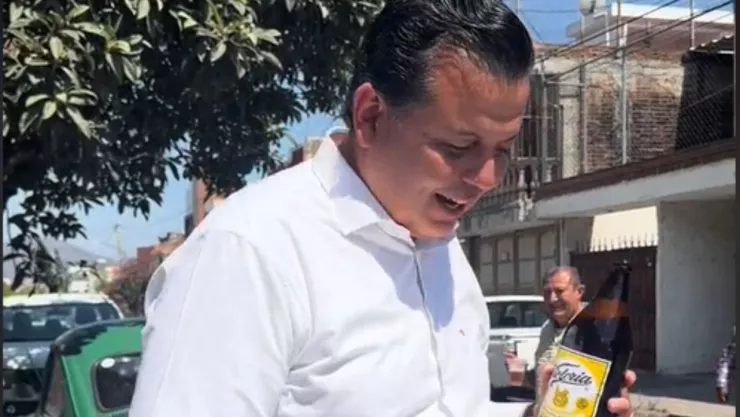 Dirigente del PRI es exhibido regalando cervezas