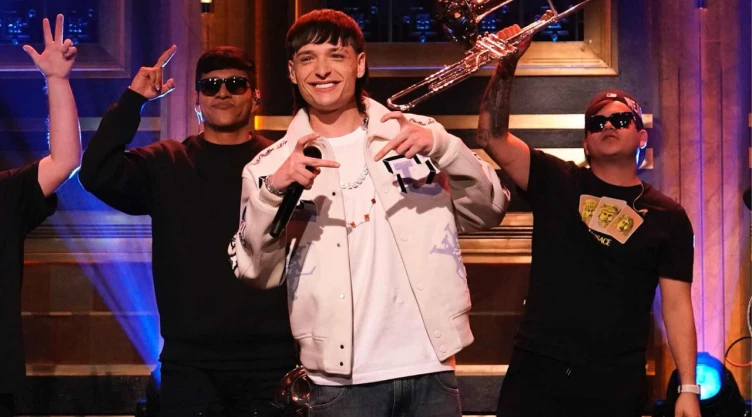 Peso Pluma apareció en ‘The Tonight Show’, programa estadounidense de Jimmy Fallon de gran alcance mundial