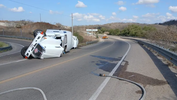 Vuelca pipa de gasolina en la carretera Culiacán-Mazatlán
