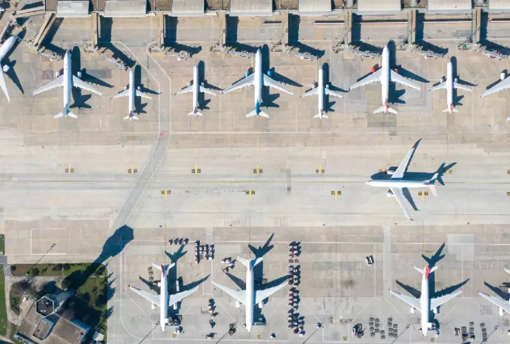 Aviones estacionados en un aeropuerto