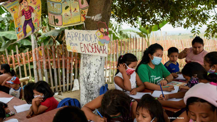 joven imparte clases ecuador niños.jpg