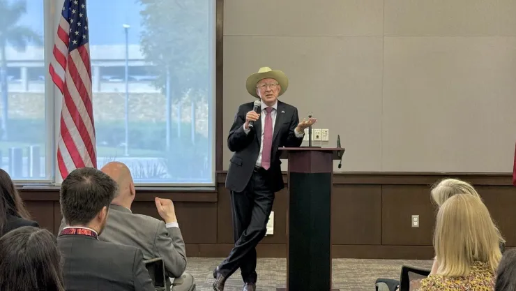 ¡No funcionó! Ken Salazar cuestionó resultados de la estrategia de “abrazos, no balazos”