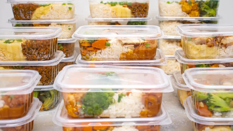 Calentar plástico libera millones de microplásticos y nanoplásticos en los alimentos, advierten expertos