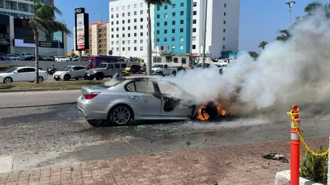 Se incendia auto en la Sábalo Cerritos, en Mazatlán