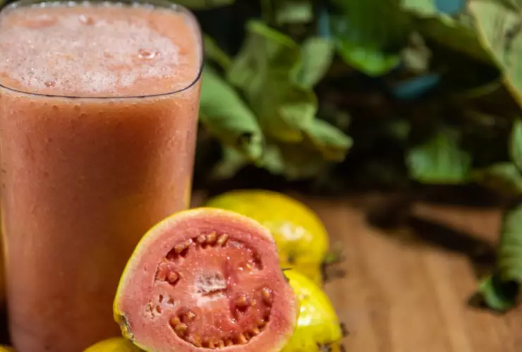Jugo de guayaba con espinacas beneficios