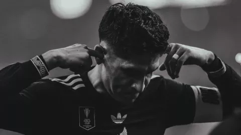 Edson Álvarez, a la espera de conocer su futuro.jpg