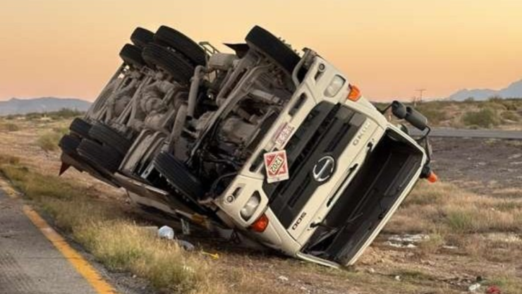 Volcadura de pipa en carretera Juárez