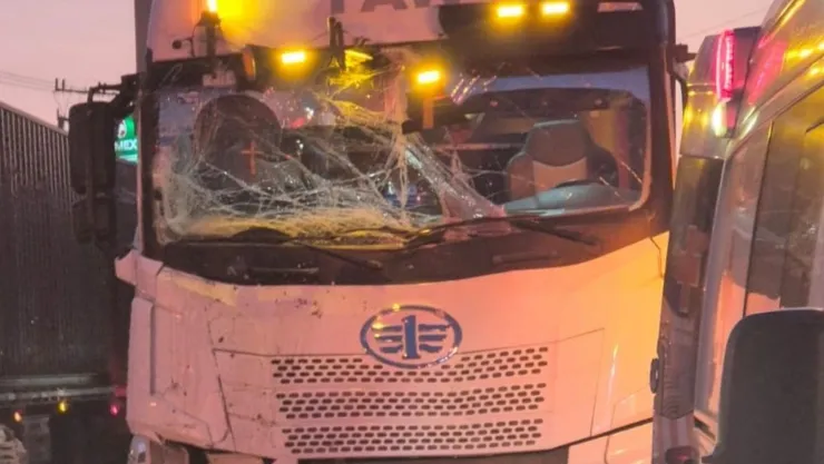 Tráiler choca contra un autobús de pasajeros en Autopista Colima-Tecomán