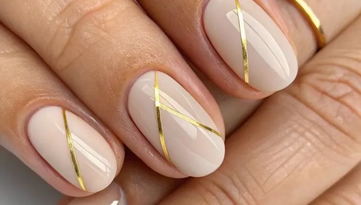 diseño de uñas blanco con dorado