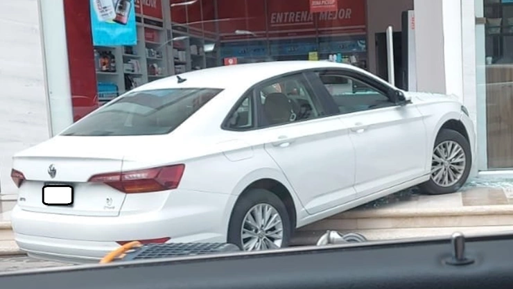 Auto se impacta contra fachada de negocio en plaza de San Bernardino Tlaxcalancingo