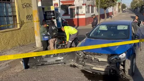 Fuerte choque colapsa el tráfico hoy sobre la 11 Norte en Santa Anita, Puebla; Conductor resultó herido