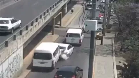 Una combi embiste un auto en Naucalpan y deja tres heridos en el Estado de México (EDOMEX)