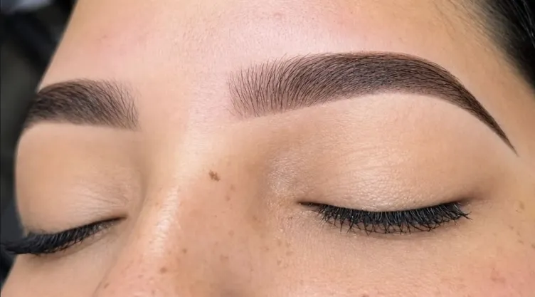 Cómo conseguir cejas naturales con el eyeliner marroquí