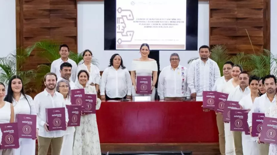 Entrega Estefanía Mercado la glosa del Primer Informe de Trabajo de Playa del Carmen