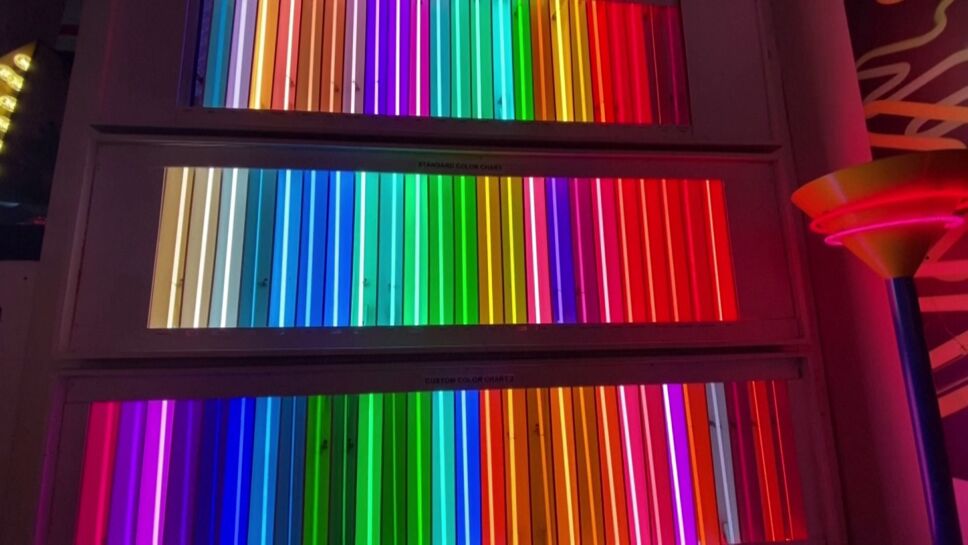 “Let There Be Neon” cumple 50 años dando luz